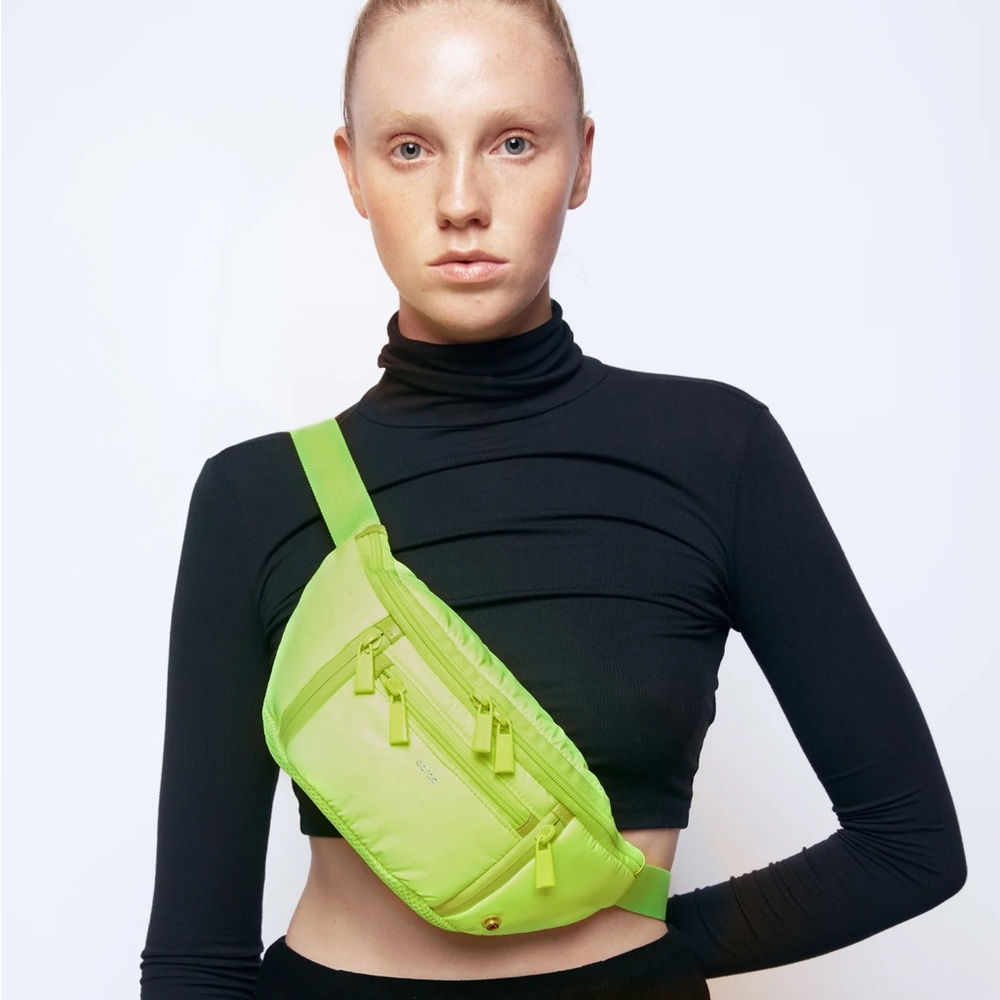 Caraa Sport Sling Small in Neon